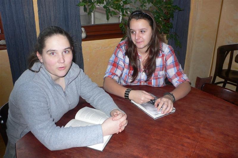 Vo veľkom funguje čitateľský klub. Niektorí deti od kníh nemožno odtrhnúť počas celého vyučovania.:…