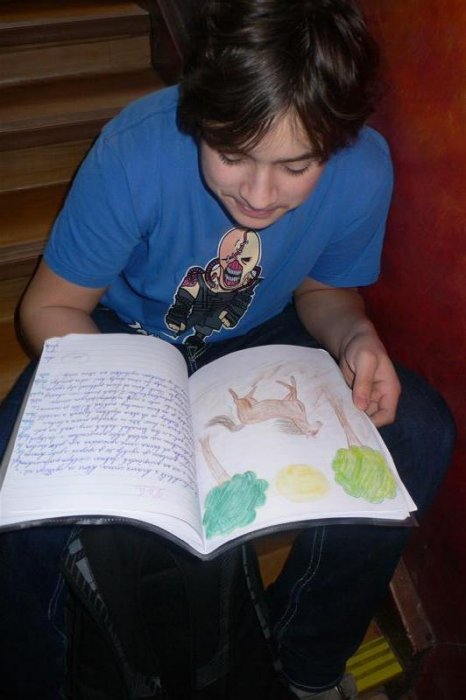 Pri tomto obrázku, kde si starší žiak pozerá zošit mladšej žiačky odznelo od spolužiačky staršieho…