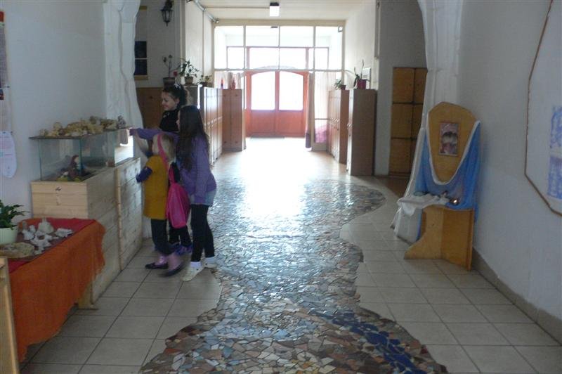 Ráno sa nájde čas aj na to, aby si žiaci navzájom poobzerali svoje vystavené práce. 