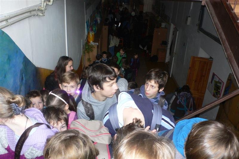 A už sa to začína. Tlačenica na schodoch, nervozita stúpa