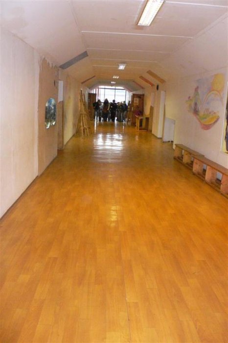 A už tanečným krokom privádza učiteľka deti k triedam.