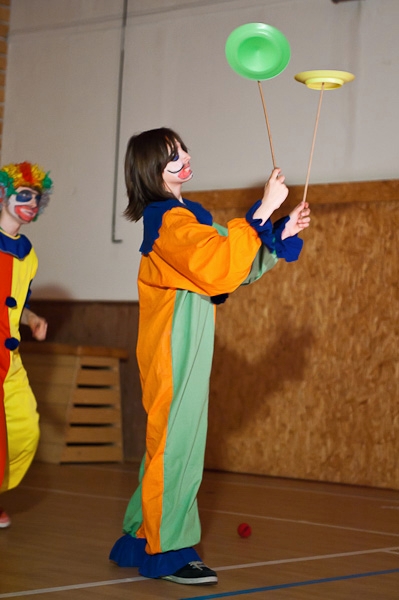 Aj klauni ukázali, že vedia žonglovať,...