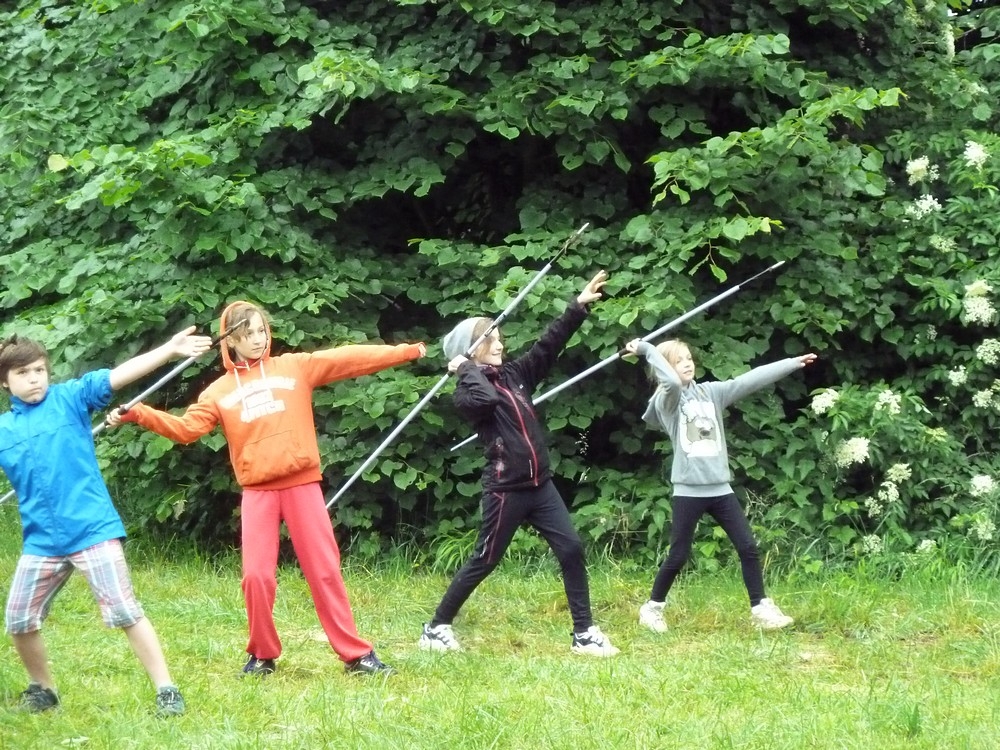 ...z piatkového nácviku - hod oštepom...