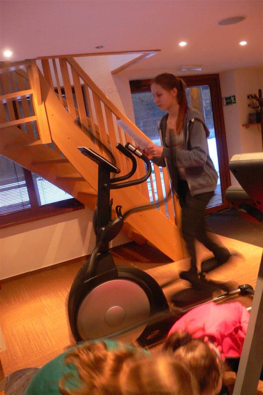 Popoludnie v posilňovni s textami divadla.