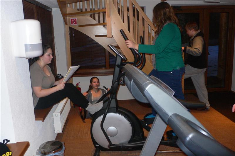 Hromadné scény hrmia s posilňovne po celej chate.