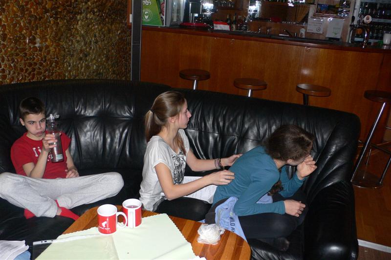 Niekedy sa miesto do textu hľadelo kamošovi na chrbát.