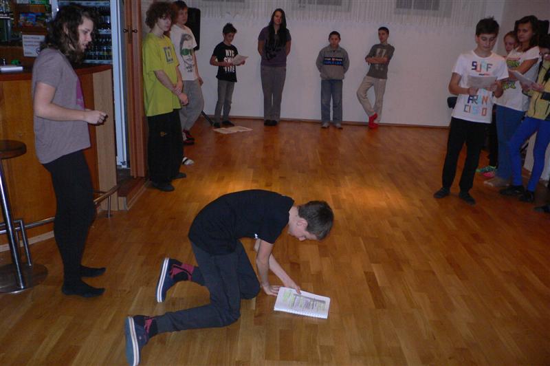 Nuž, ťažko hrať umieranie, keď text ešte nie je v hlave...