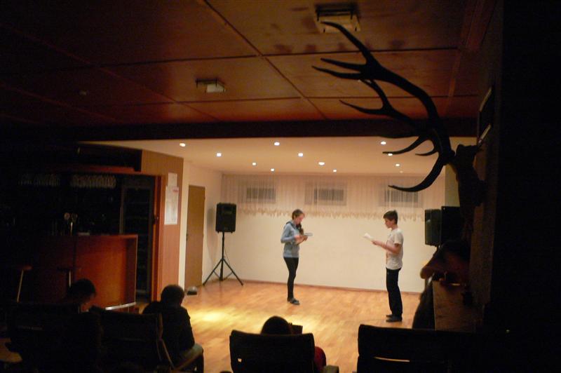 Náhrada javiska skoro dokonalá.