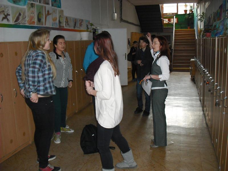 Na chodbe je pokojne, a triedna dodáva svojim žiakom odvahu.