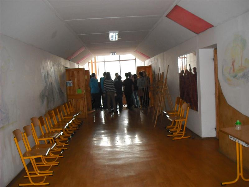 Posledné inštrukcie na chodbe pred otvorením otázok. 