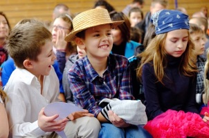 Veselo pred besiedkou.