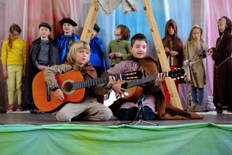 pôvodný text  o sv. Františkovi sprevádzaný umelcami z druhého ročníka...