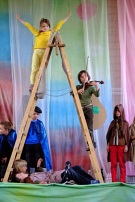 a tu je slniečko spolu s cvrčkom na strome.