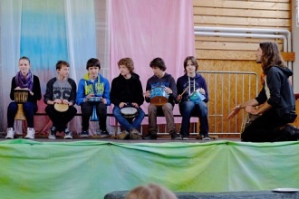 sprevádzané Adamom Kerďom...