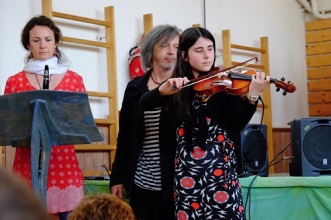 a hrou na klavír, husle a klarinet.