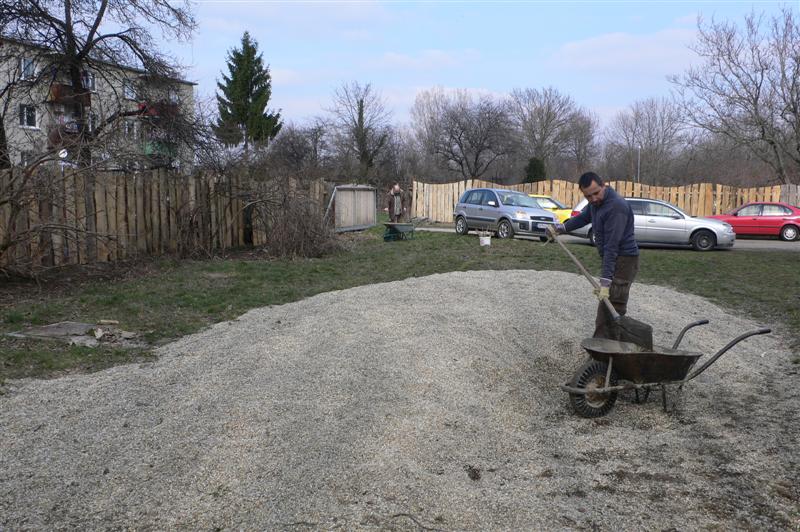 A už sa naváža štrk pod preliezky